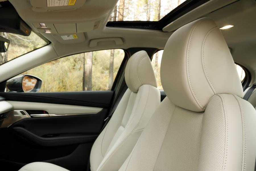 Интерьер Mazda3 Sedan 2019 года  (NA) (фото 43 из 58)